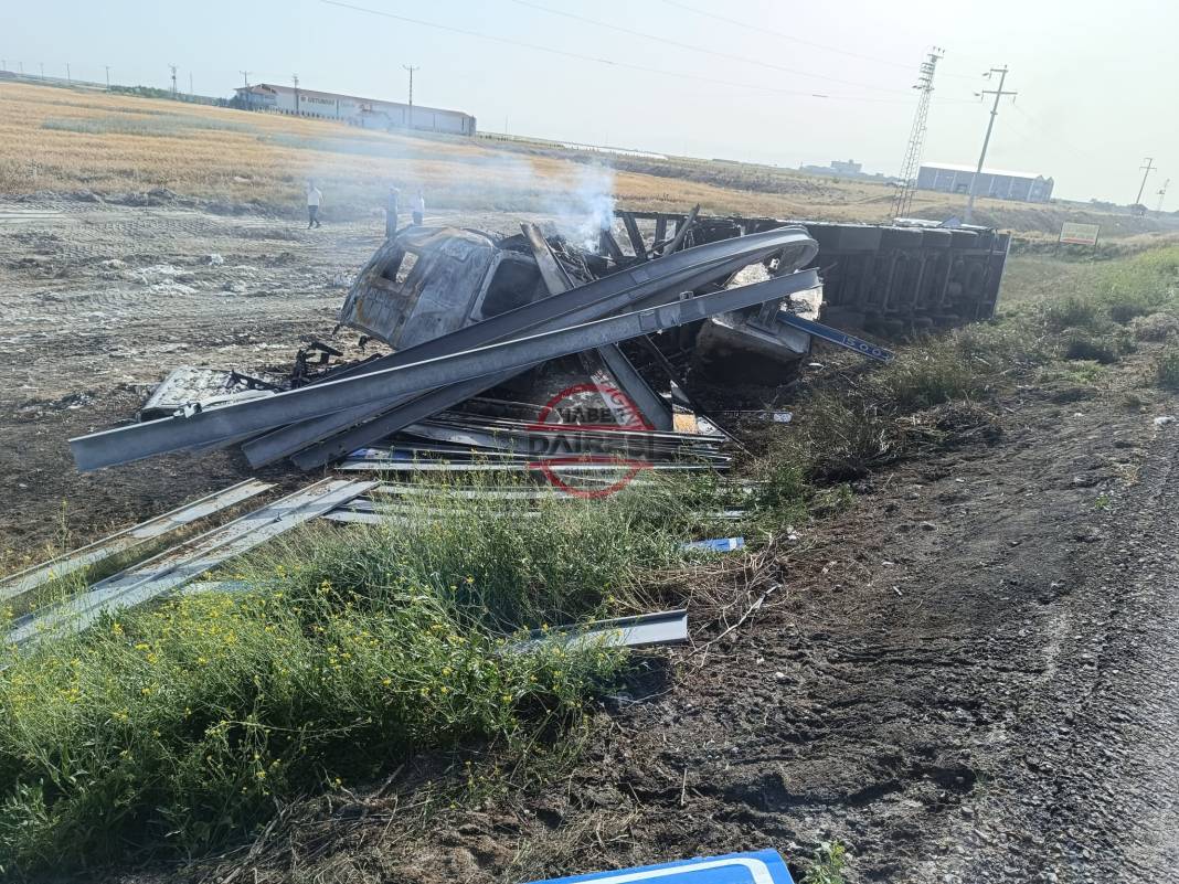 Konya’da feci kaza! TIR alev alev yandı, sürücü öldü 12